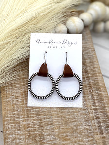 Striped Wood hoop earrings (brown leather)