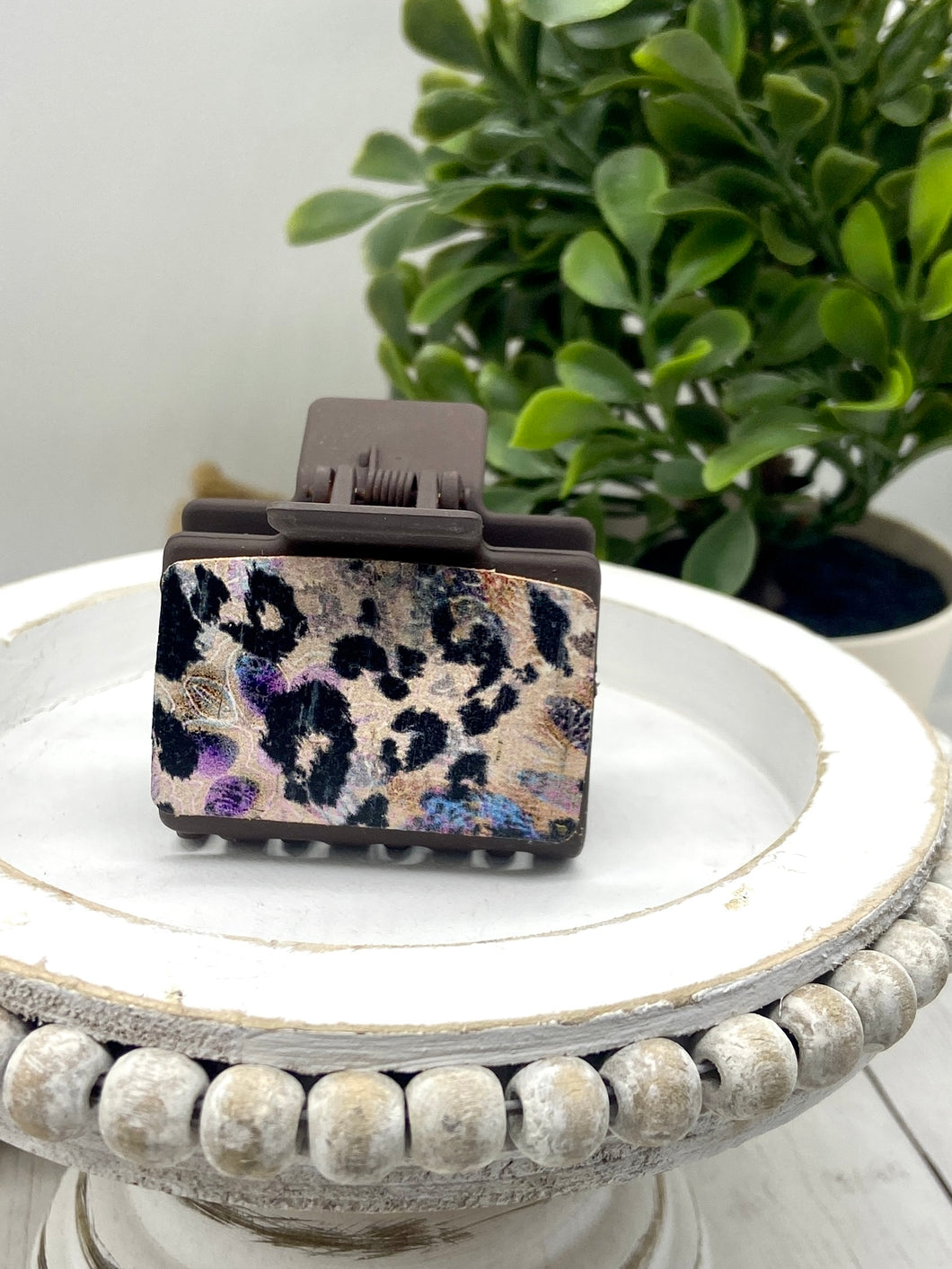 Colorful leopard cork on leather claw clip