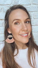 Load image into Gallery viewer, Blush Macrame + Wood earrings