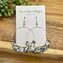 Load image into Gallery viewer, Scalloped Crescent Arched earrings