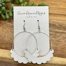 Load image into Gallery viewer, Scalloped Crescent Arched earrings